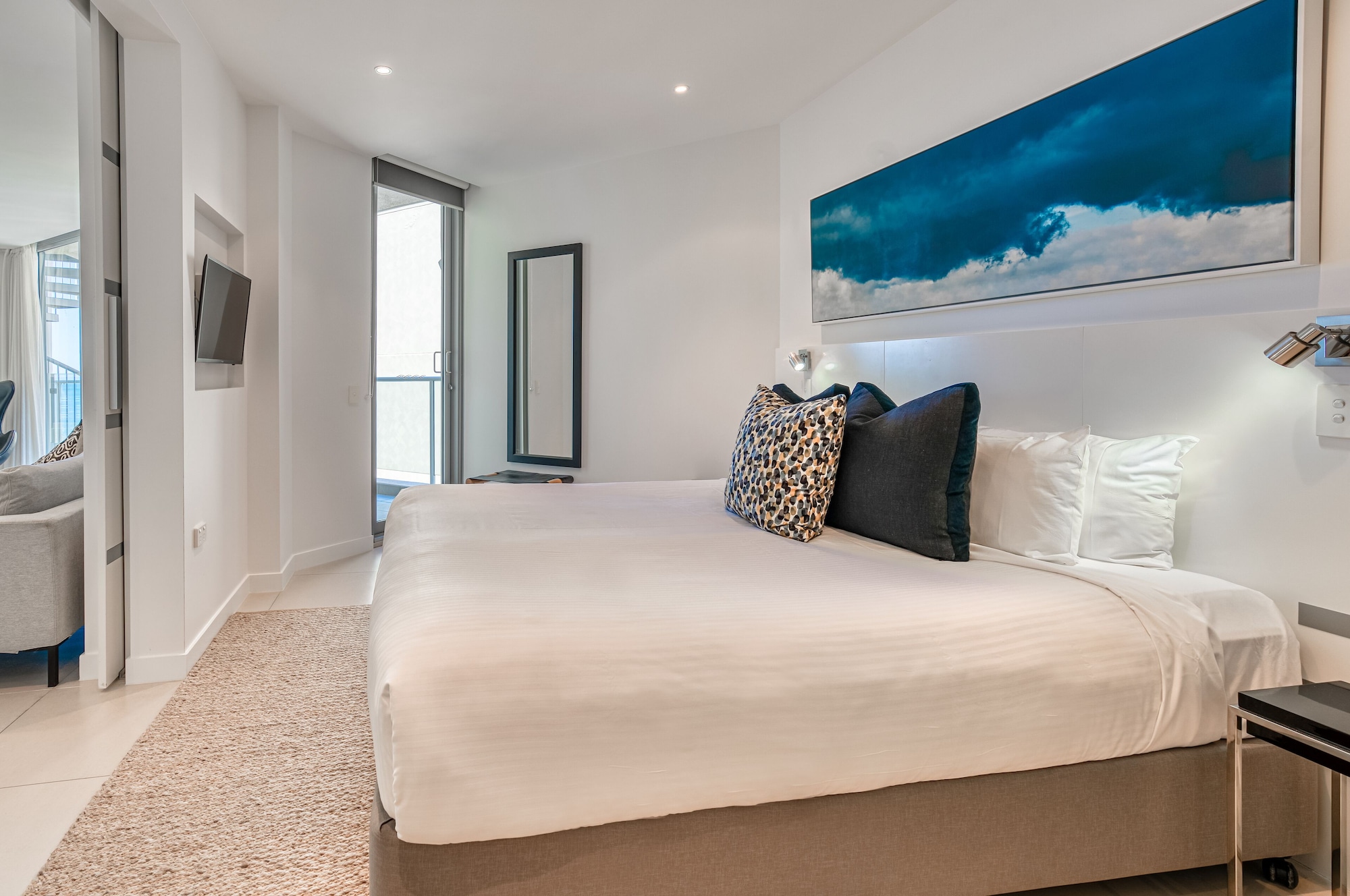 1 Bedroom, Spa, Penthouse, King Bed, Partial Beach View, On The Beach Noosa 2/8
