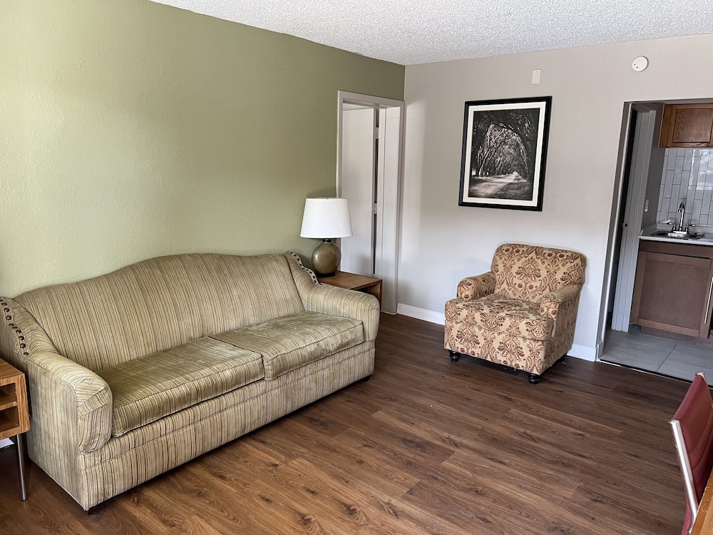 Baymont by Wyndham Odessa Highway 80 28/38