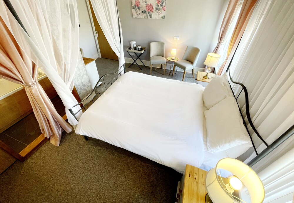Rosa, Queen Bed