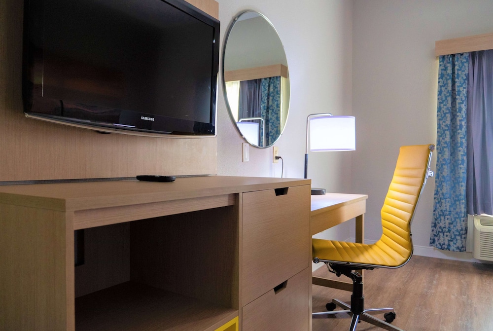 Days Inn & Suites by Wyndham Savannah North I-95 36/41