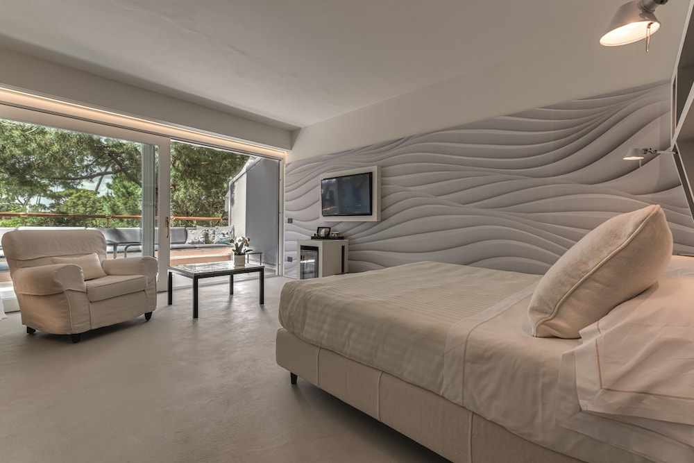 Augustus Hotel and Resort 23/49