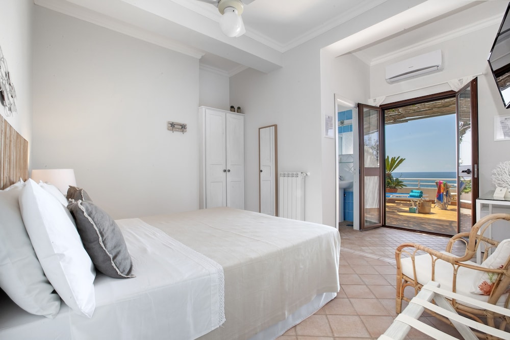 SUPERIOR, DOUBLE BED, SEA VIEW, PRIVATE BATHROOM