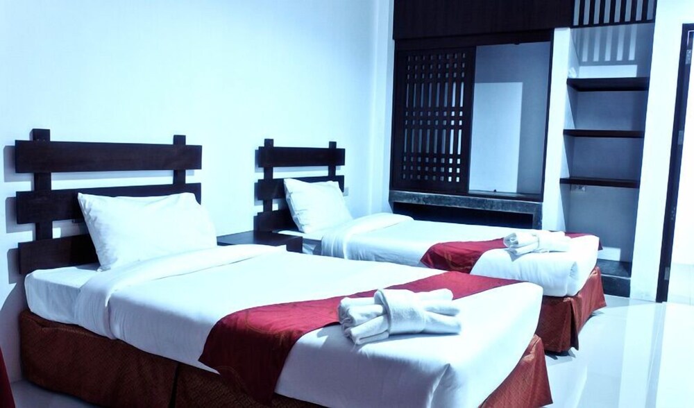 Nana Beach Hotel 38/80