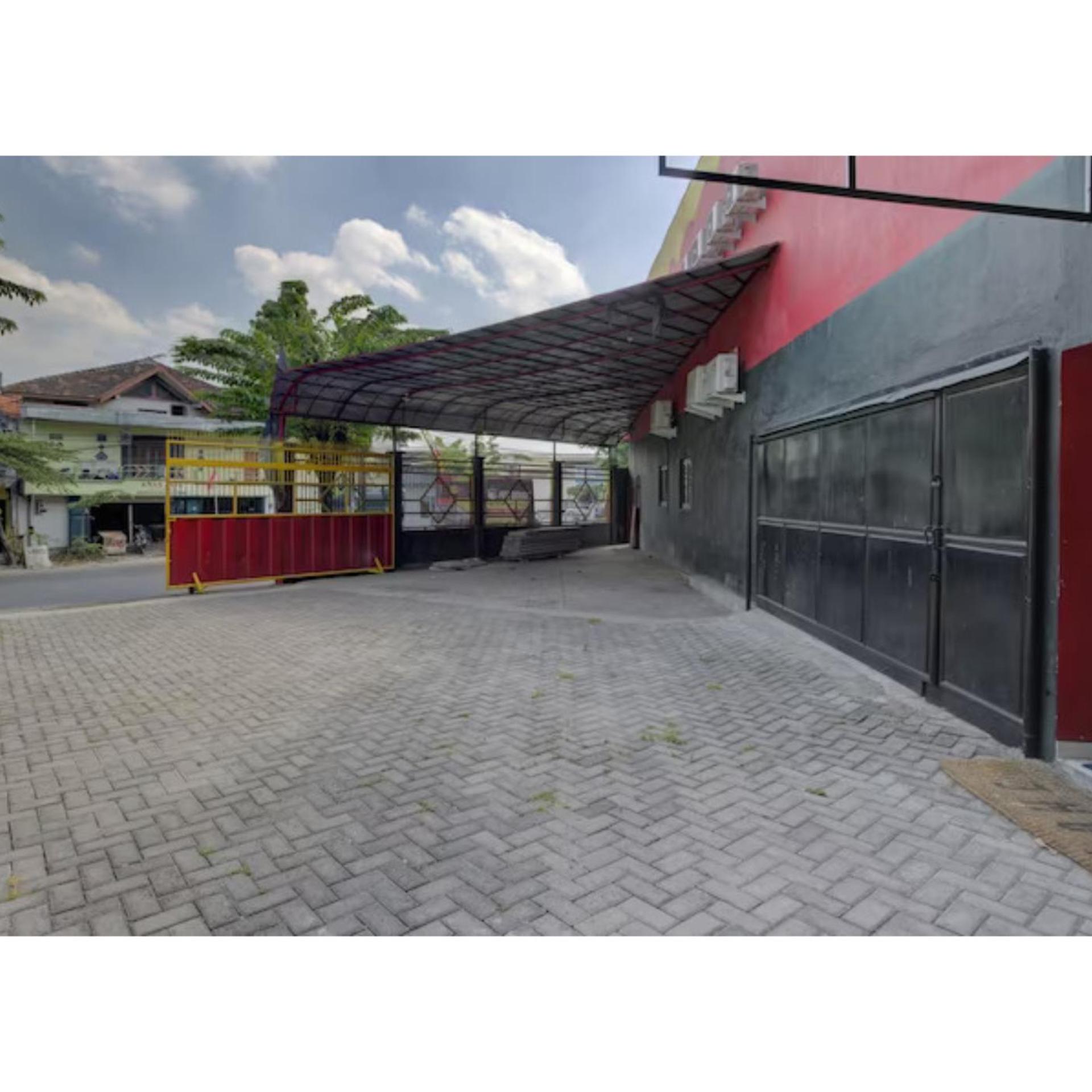 OYO 3198 Sukomanunggal Inn 41/49