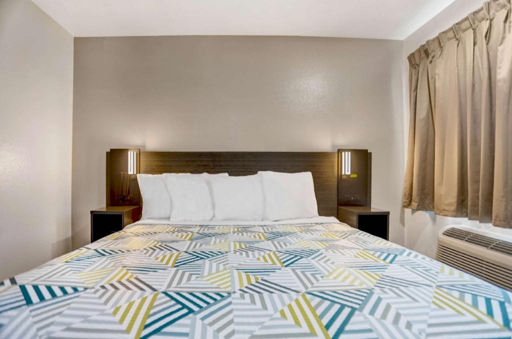 1 King Bed - Non-Smoking, Mini Fridge