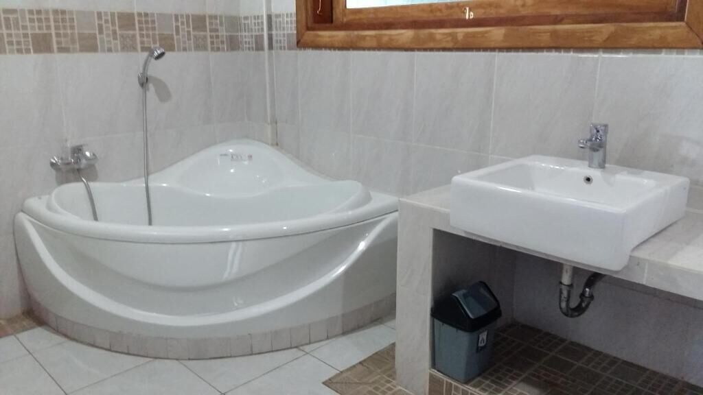1 Bedroom, Superior, 1 Queen and 1 Single Bed, Partial Ocean View, Garden Area, Tulamben Wreck Divers 2/2