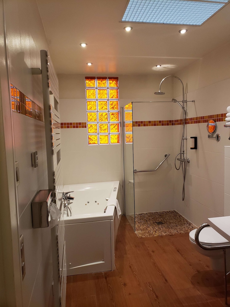 Kyriad Tours Centre 44/44