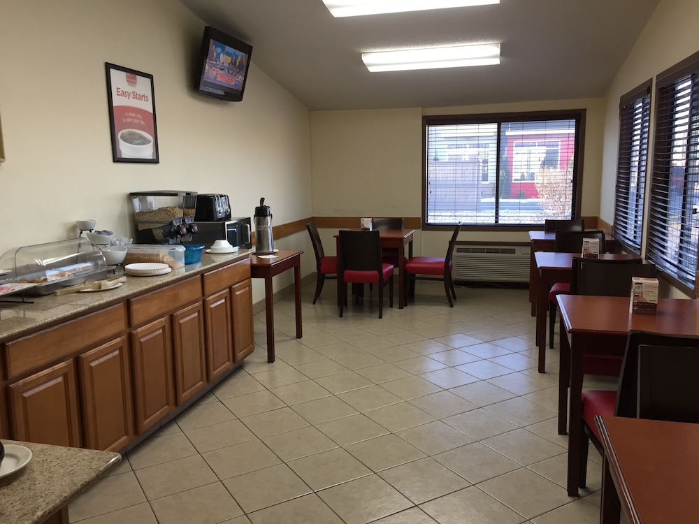 Econo Lodge Norwalk 23/28