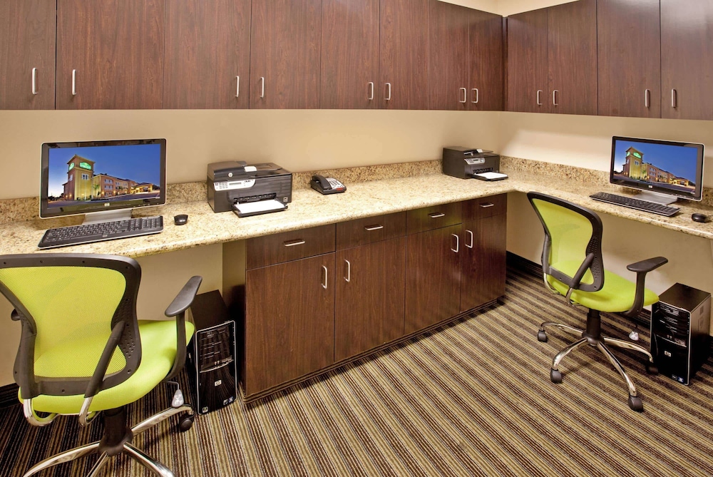 La Quinta Inn & Suites by Wyndham Fowler 51/61