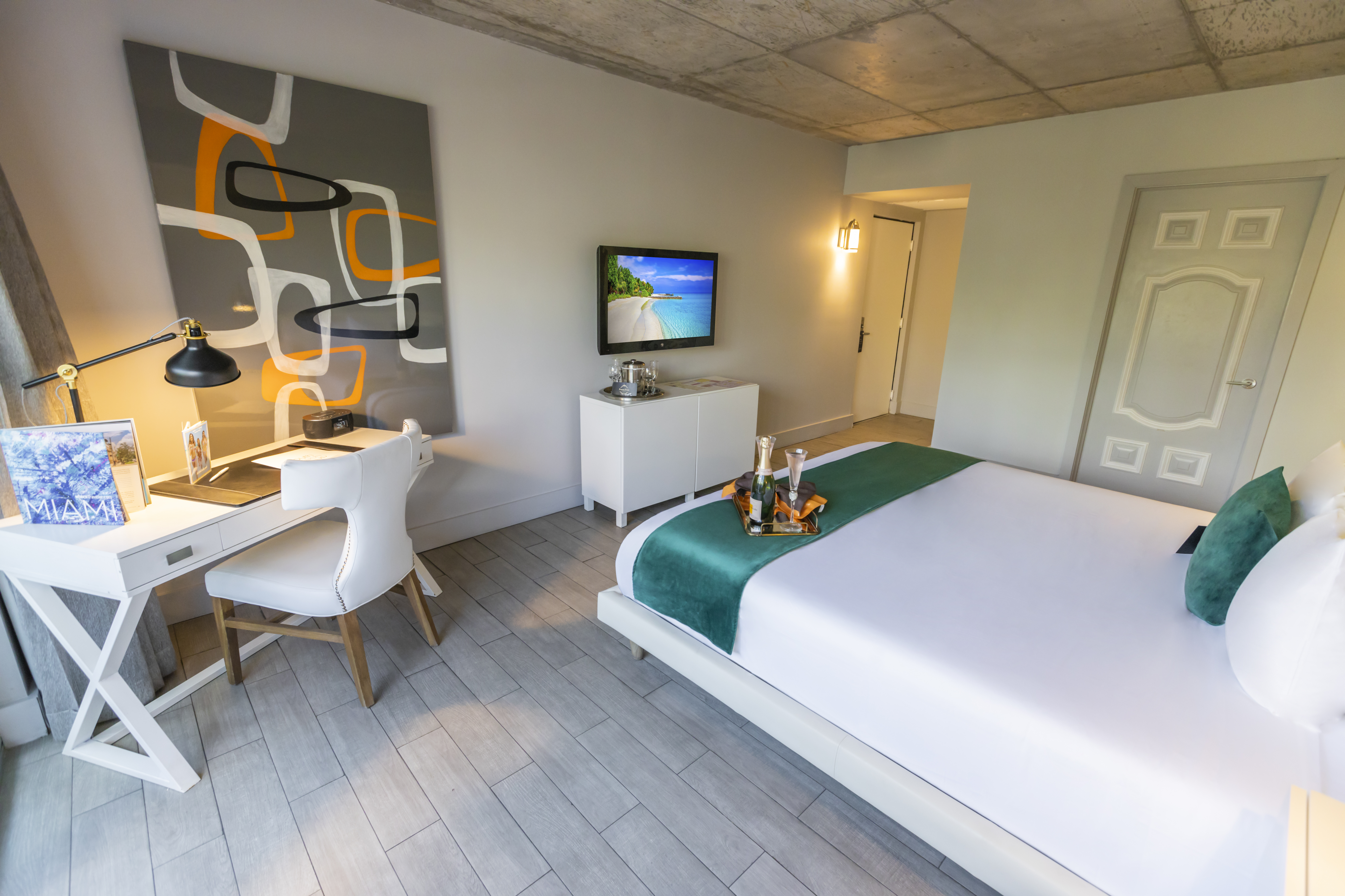 Room, King Bed, Balcony, Riviera Suites South Beach 7/10