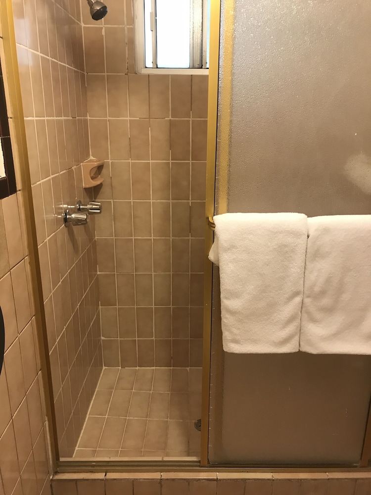 Hotel Guillen Jr 26/33