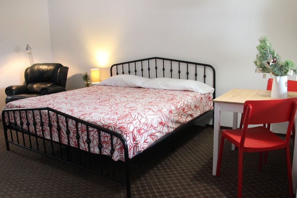 Chalet Motel Whitefish 13/64