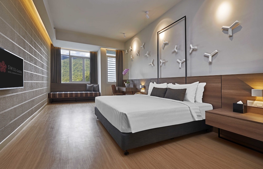 DELUXE, KING BED