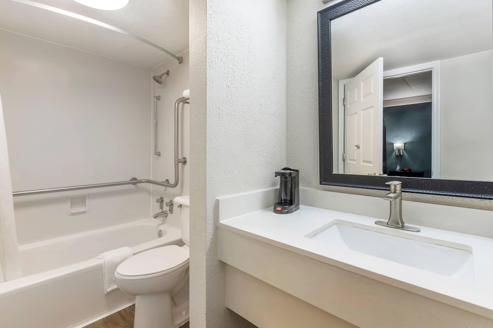 Quality Inn & Suites North Charleston Ashley Phosphate 46/50