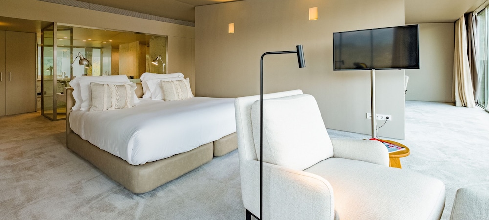 Collection, Suite, King Bed, River View