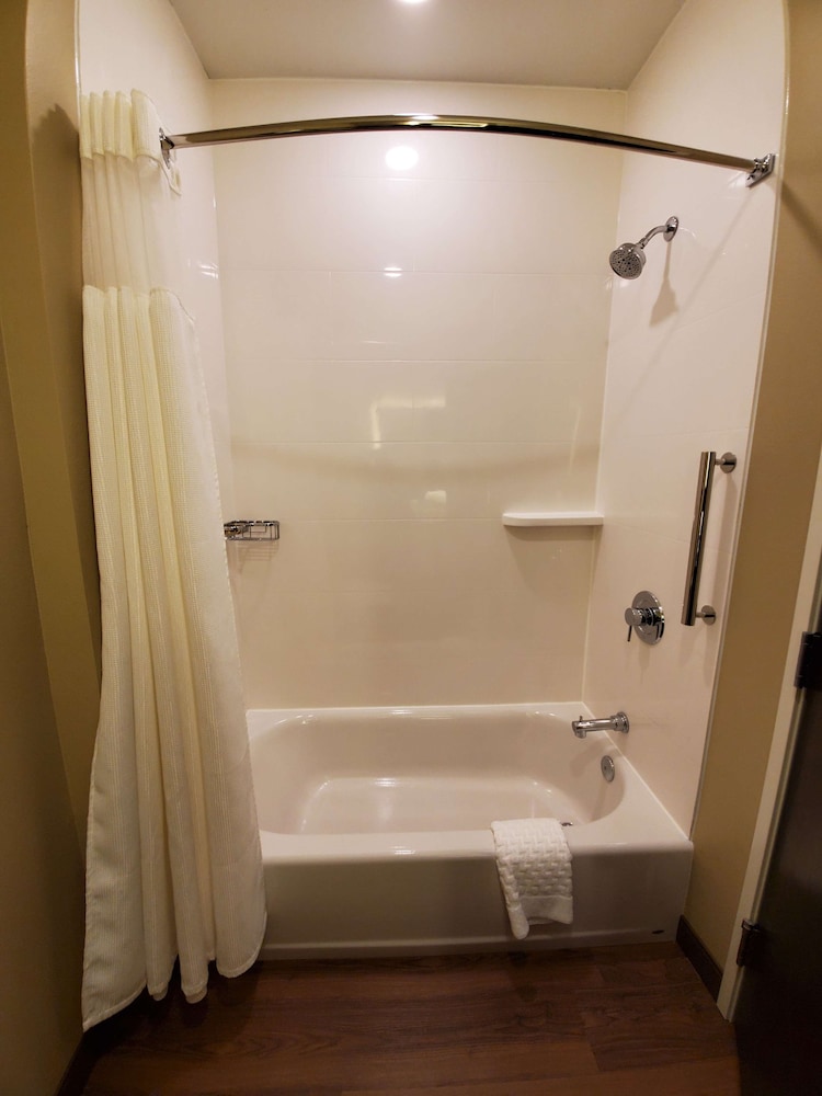 Best Western Plus Lakeview Hotel 15/48