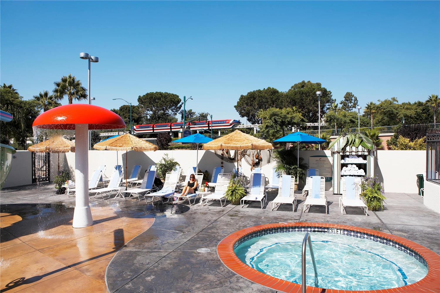 Howard Johnson by Wyndham Anaheim Hotel and Water Playground 2/3