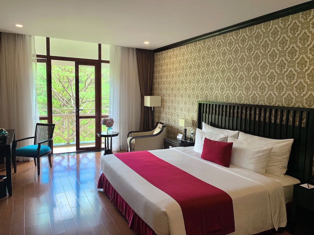 DELUXE, KING BED, MOUNTAIN VIEW
