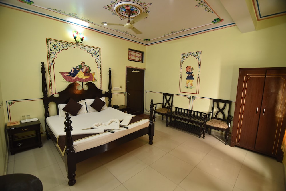 Hotel Vaishnavi 41/58