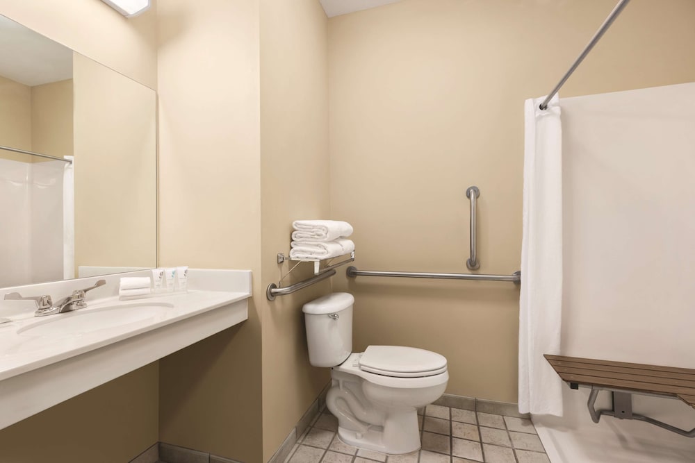 Country Inn Suites By Radisson Forest Lake Mn 13/37