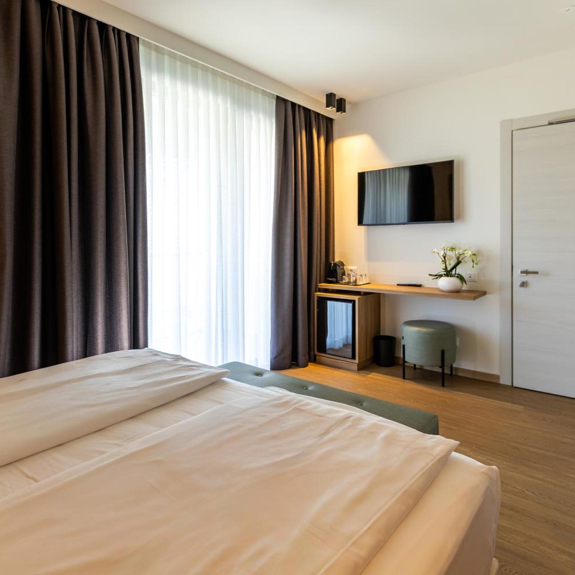 Classic, Double Bed, Side Lake View