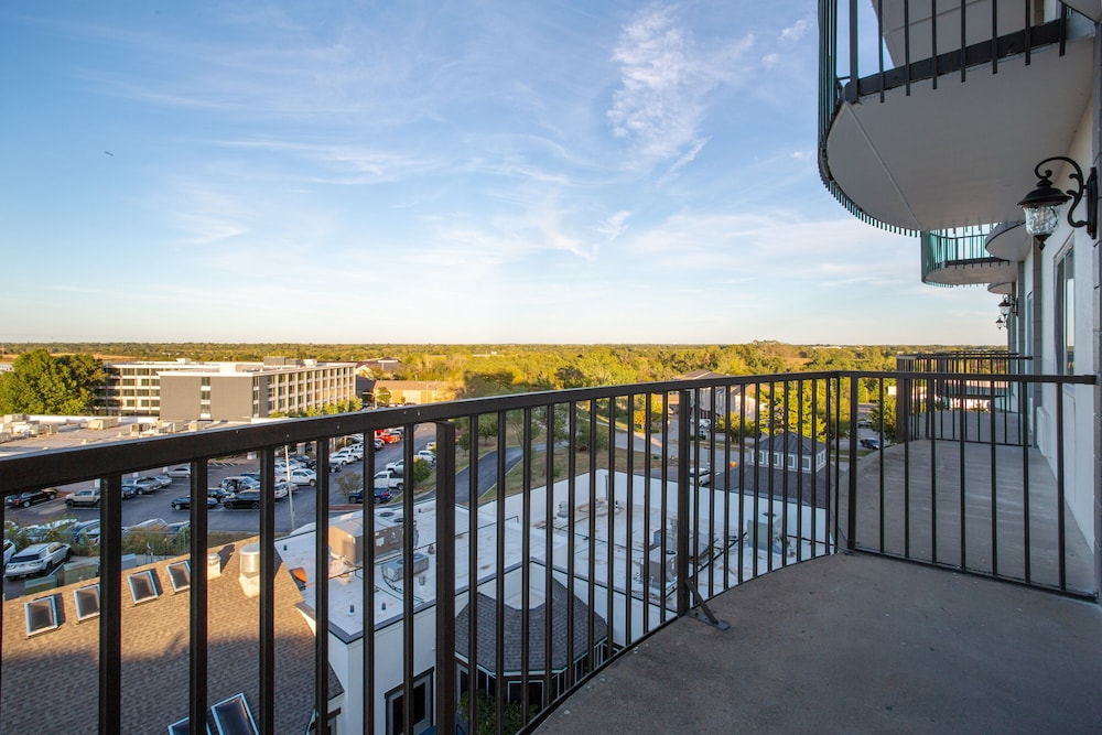 Orangewood Inn & Suites Kansas City Airport 36/37