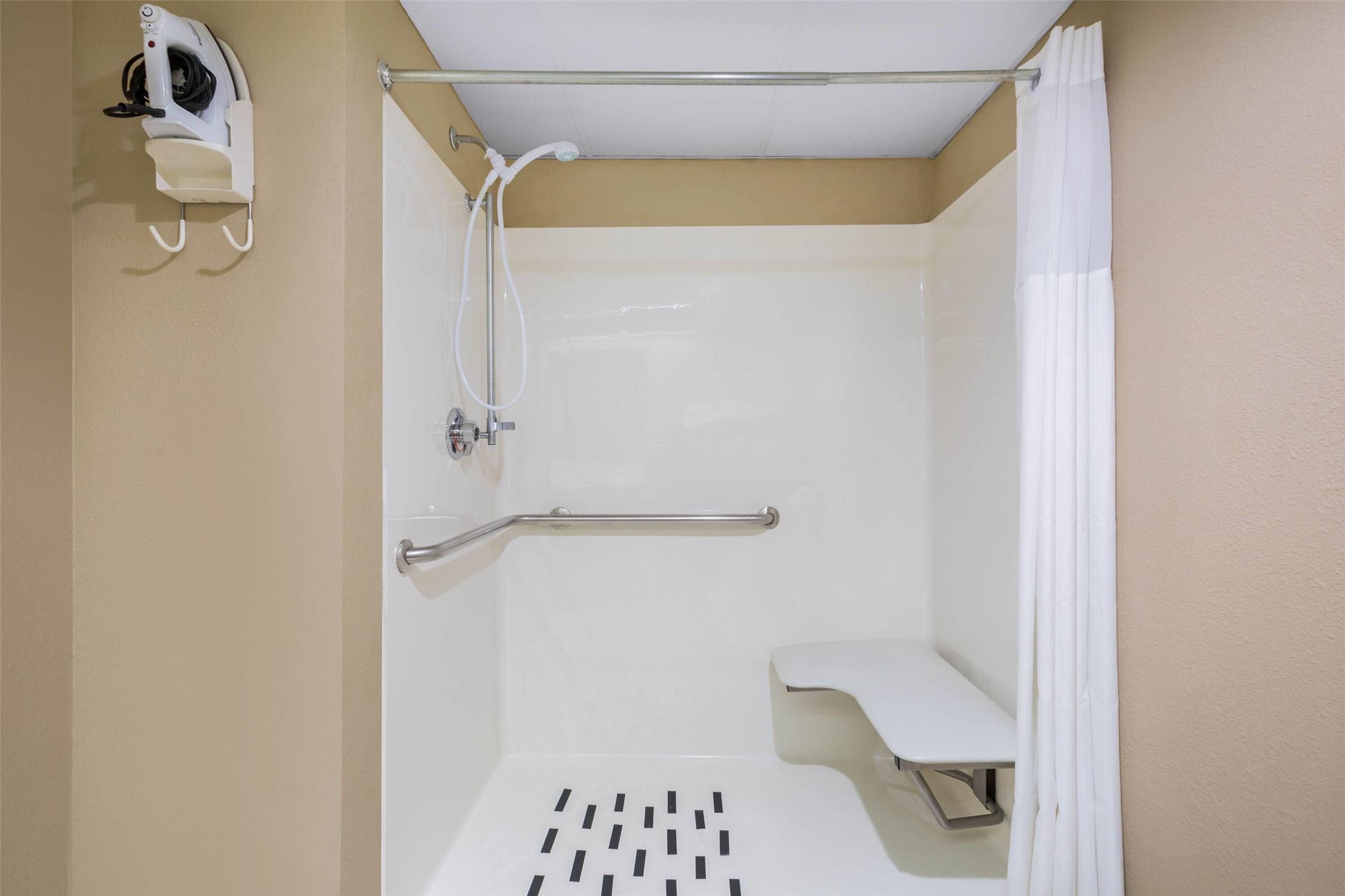 Days Inn & Suites by Wyndham Cuba 15/16