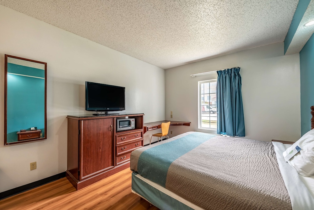 DELUXE, KING BED, SMOKING