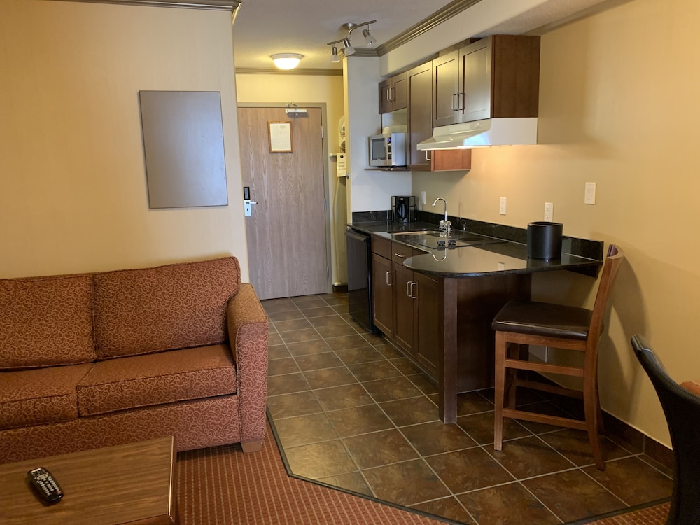 Merit Hotel And Suites 38/66
