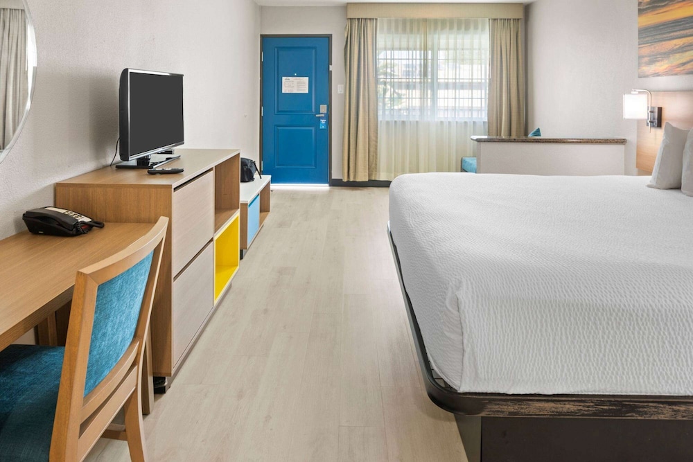 Days Inn by Wyndham San Diego-East/El Cajon 28/56