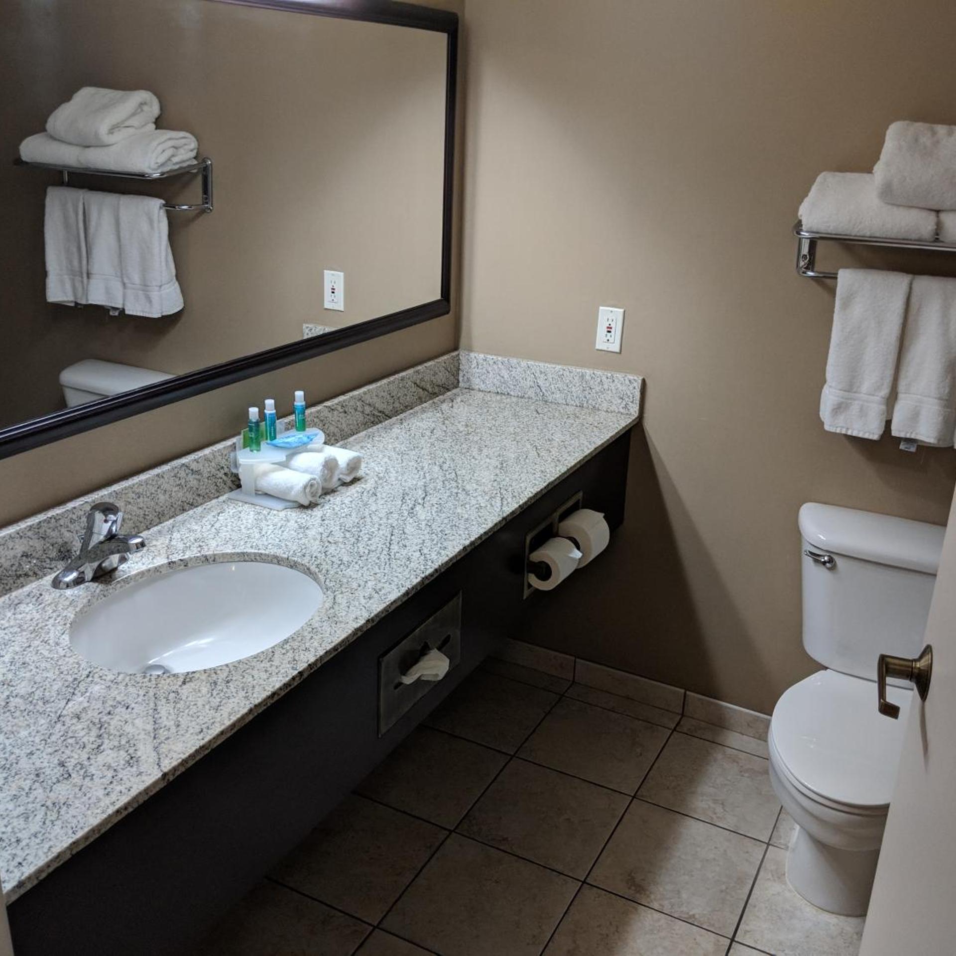 غرفة بسرير كينج بحوض استحمام لذوي الإعاقة، Clarion Pointe Medford Ex Holiday Inn Express Medford 4/9
