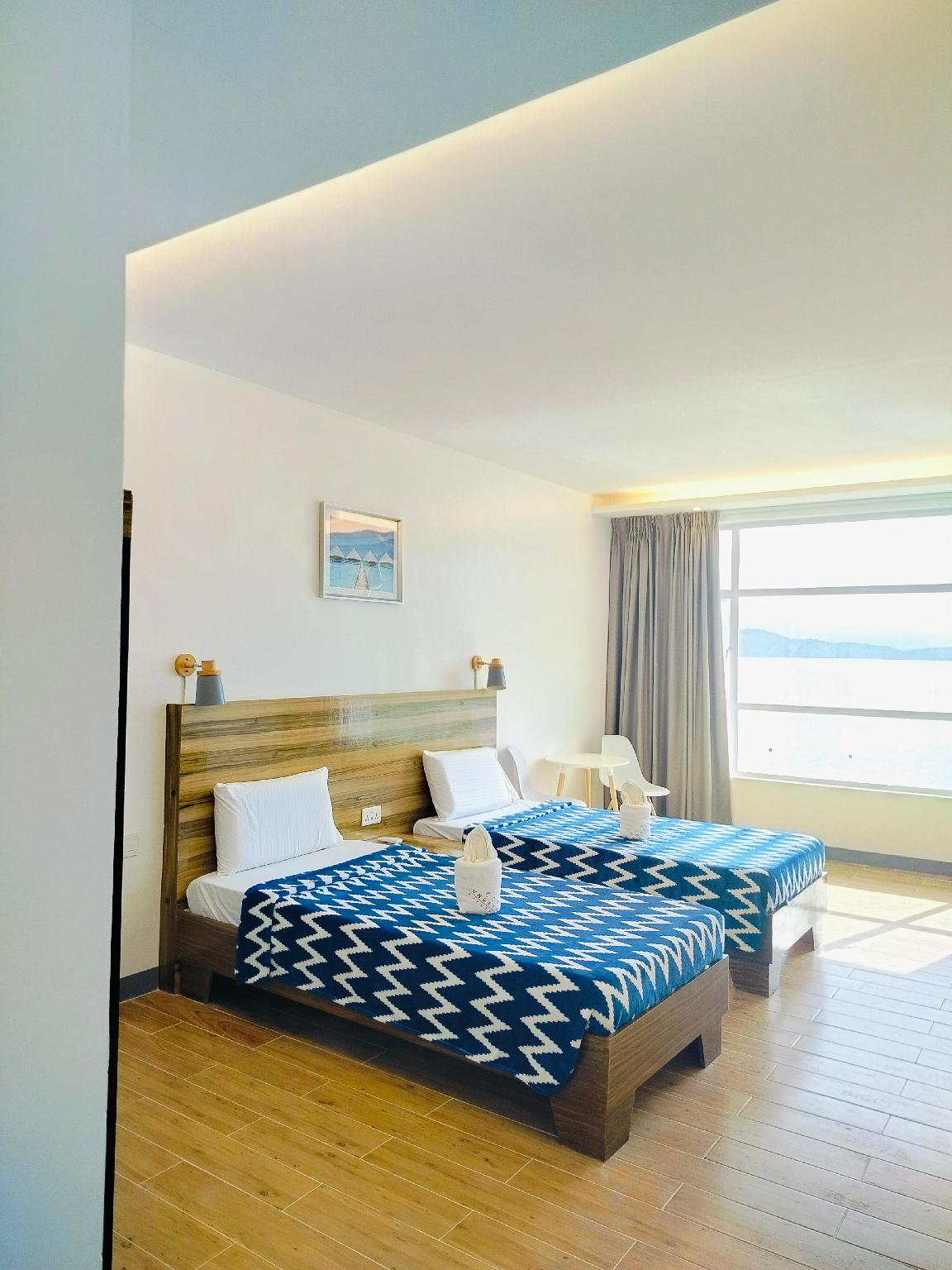 Family, Queen Bed, Bay View
