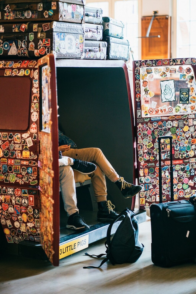 Three Little Pigs Hostel 34/44
