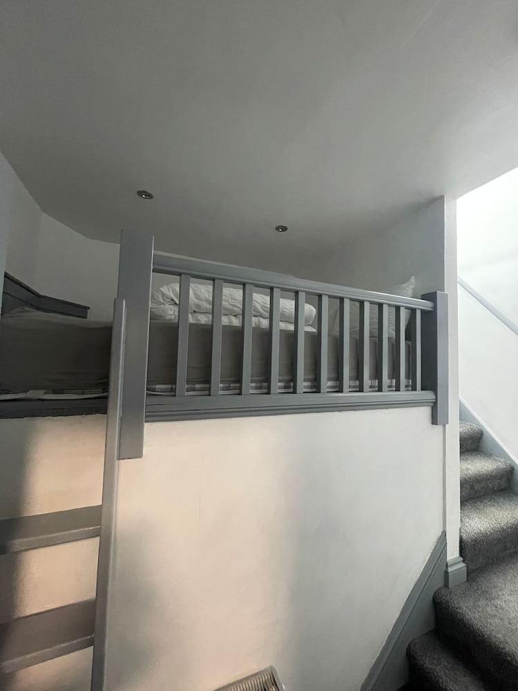 OYO Shore Surf Lodge in NEWQUAY