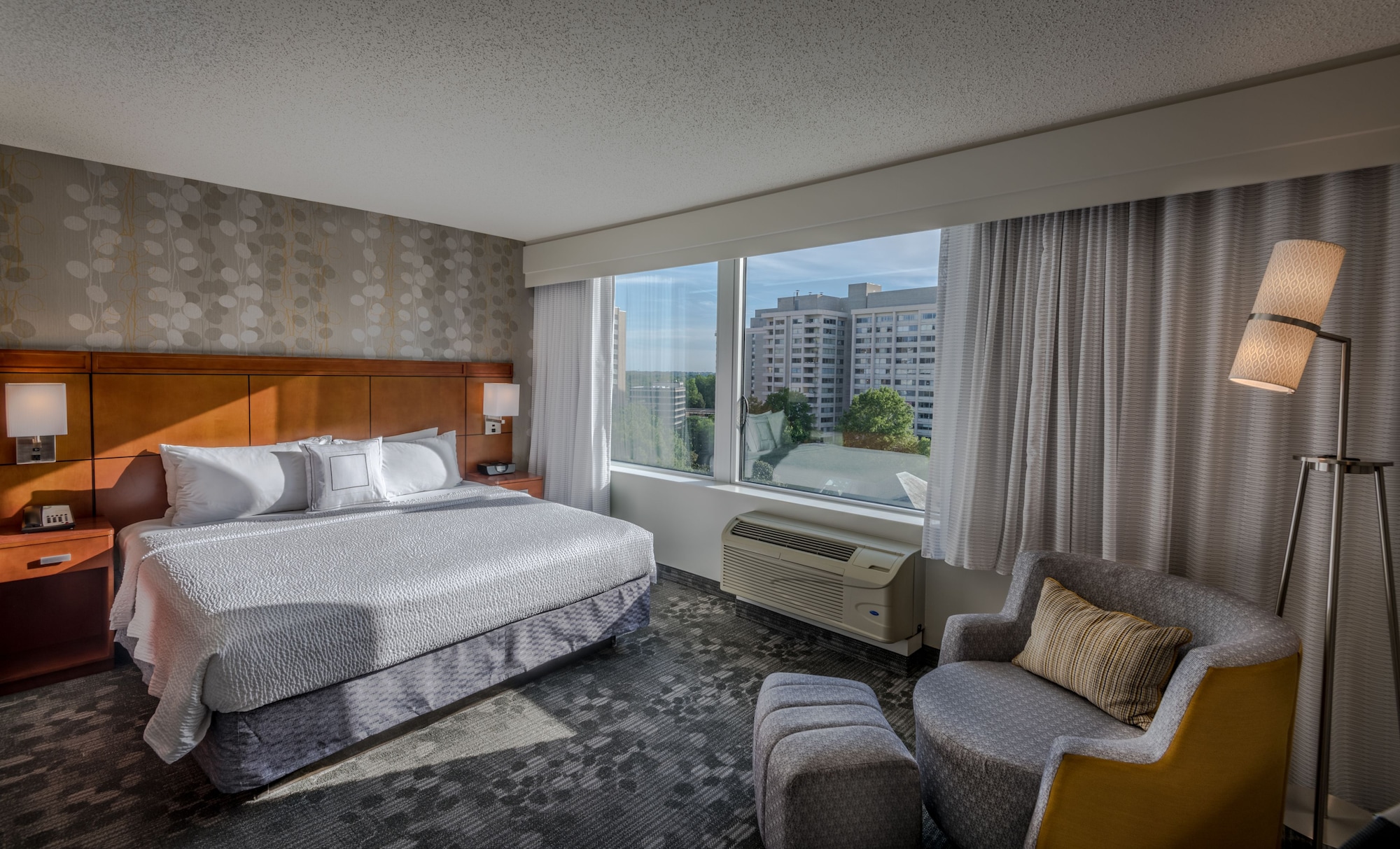 Room at Courtyard By Marriott Bethesda Chevy Chase, Chevy Chase - MD