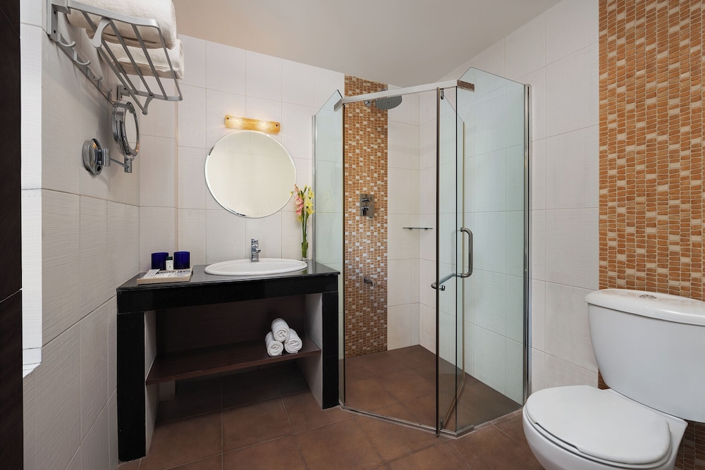 Fortune Resort and Wellness Spa 46/48