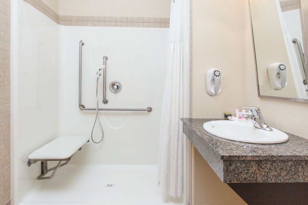 Ramada Westlock 9/37