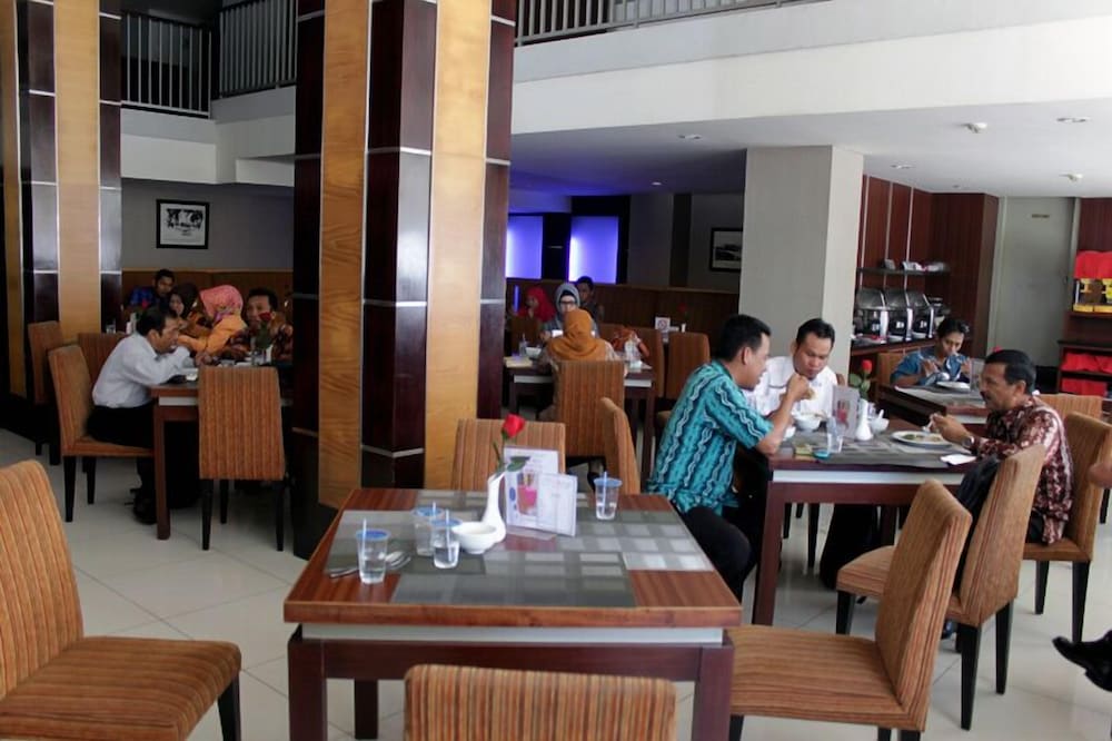 ROYAL JELITA HOTEL 33/45