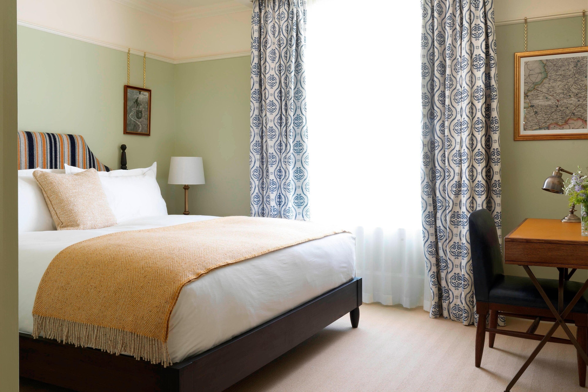 ROOM, DOUBLE BED