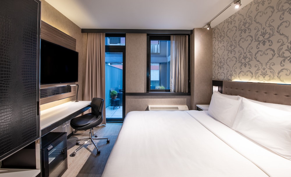 PREMIUM, KING BED, CITY VIEW, BALCONY