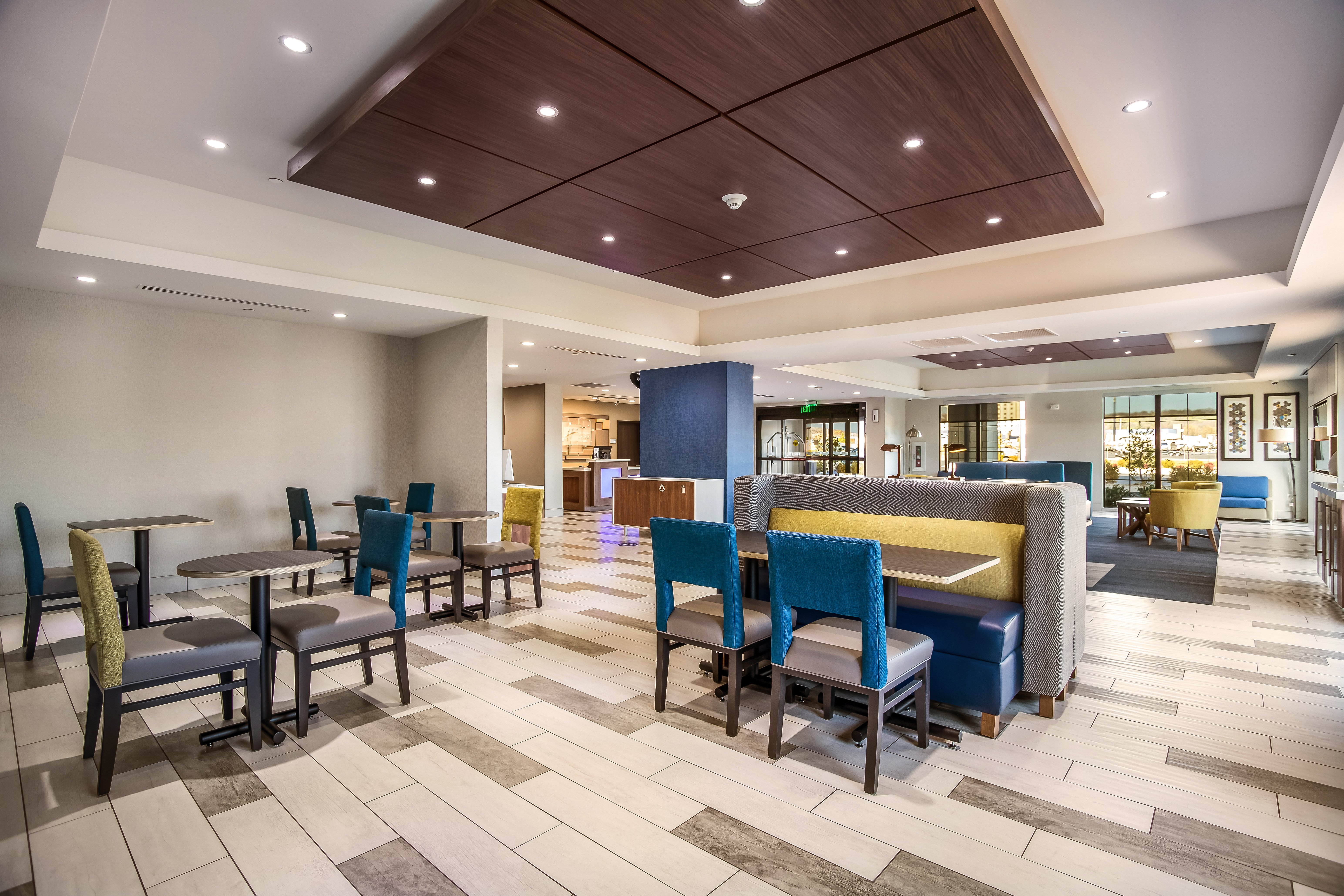 Holiday Inn Express Suites East Tulsa Catoosa 17/27