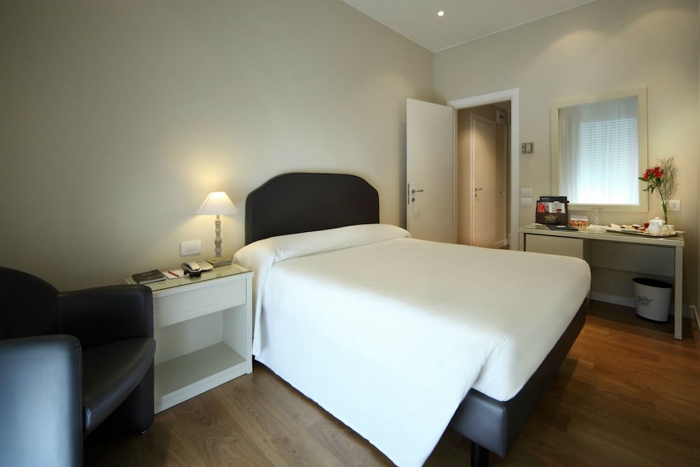 National Hotel 29/68
