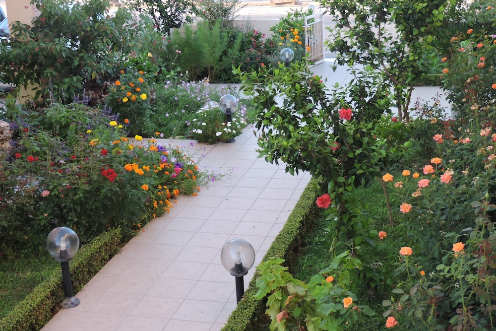 GOLDEN ROSE SUITES 58/62