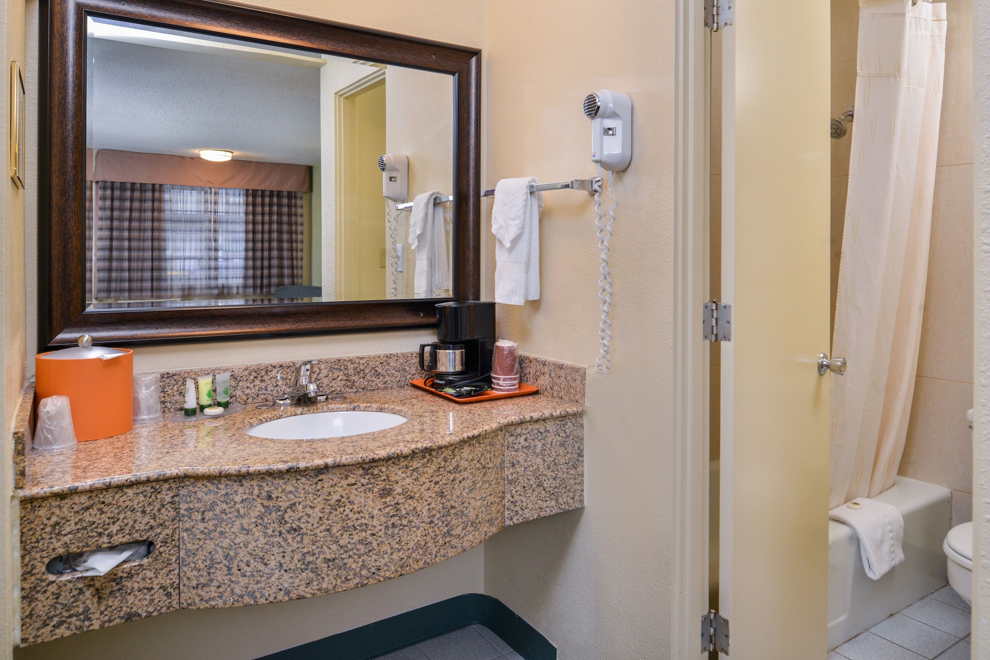 غرفة ديلوكس بسرير كوين، University Inn Suites 7/7