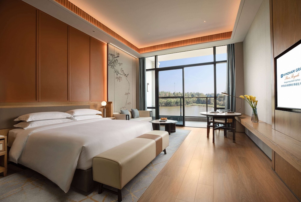 ROOM, LAKE VIEW