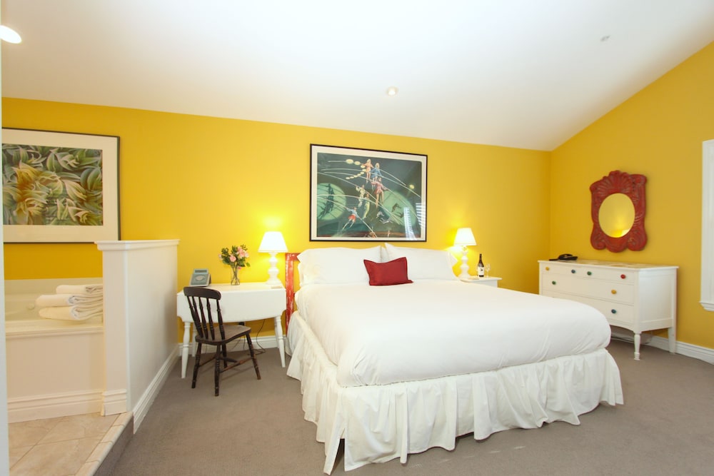 Solo, King Bed