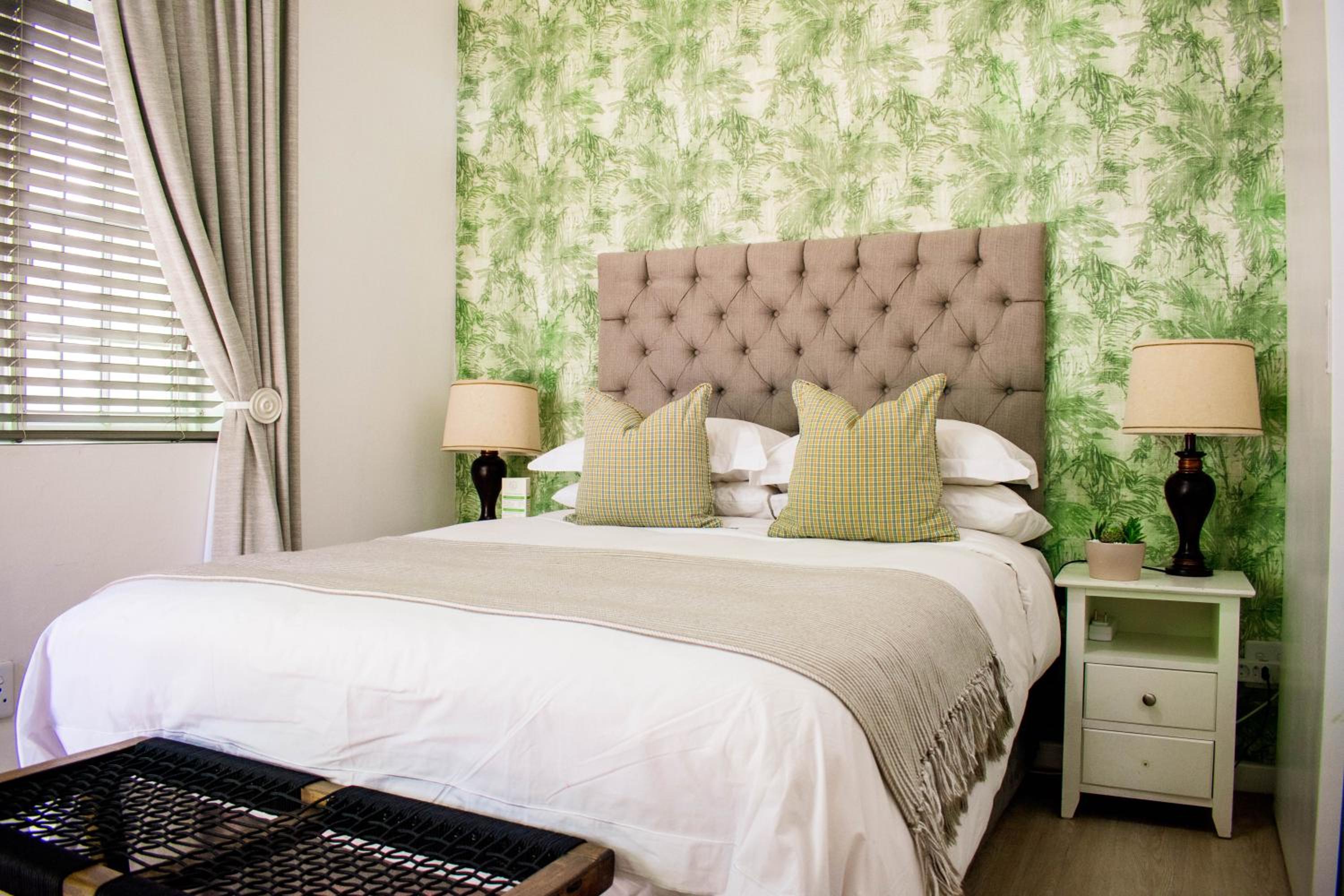 Petite, Queen Bed