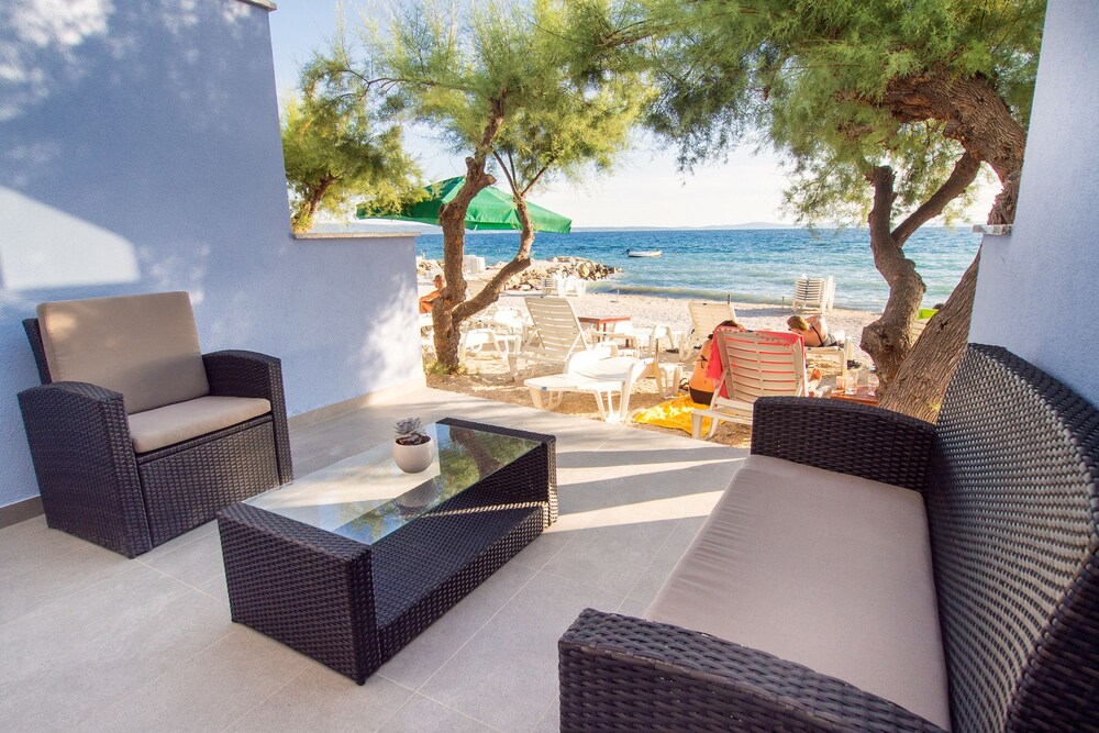 Beachfront Villa Mediteran 25/50