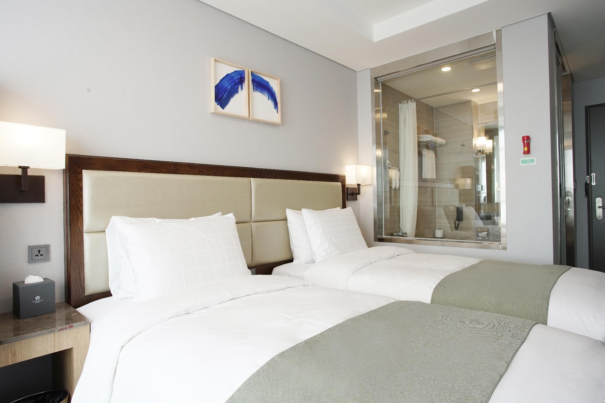 STANDARD, TWIN BEDS, CITY VIEW