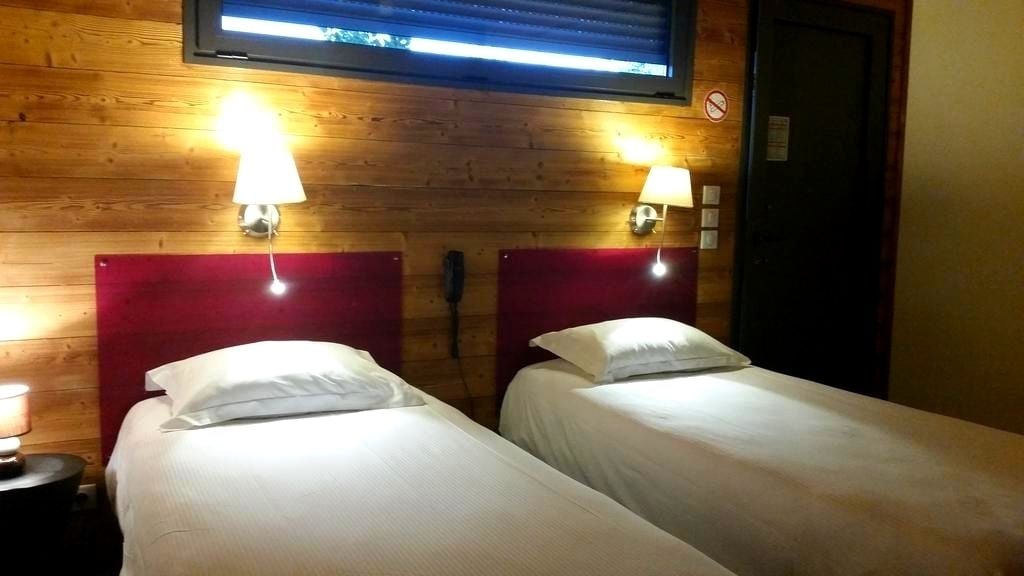 ROOM, TWIN BEDS